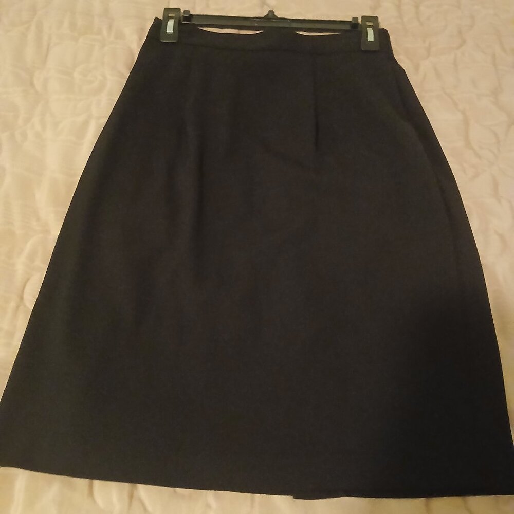 Women's Size 6 business black pencil skirt.